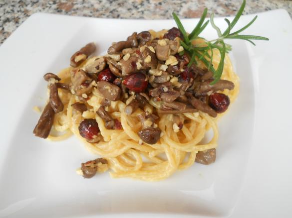 Spaghetti ai funghi e nocciole 