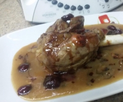 Cosciotto di agnello al cognac e timo con salsa di ciliegie e aceto balsamico
