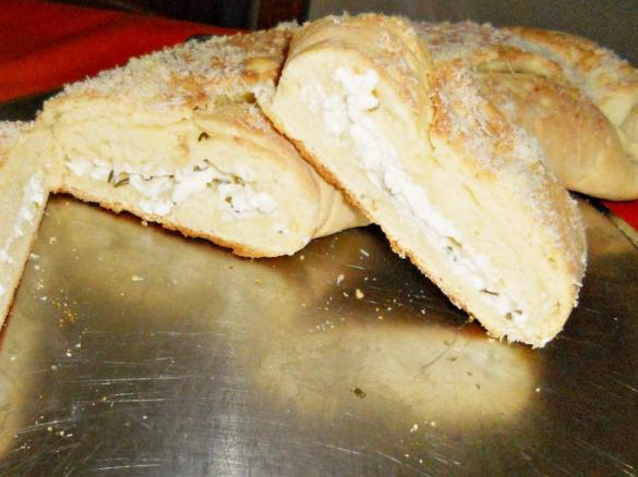 "Strudel di Pane" con feta ed erba cipollina