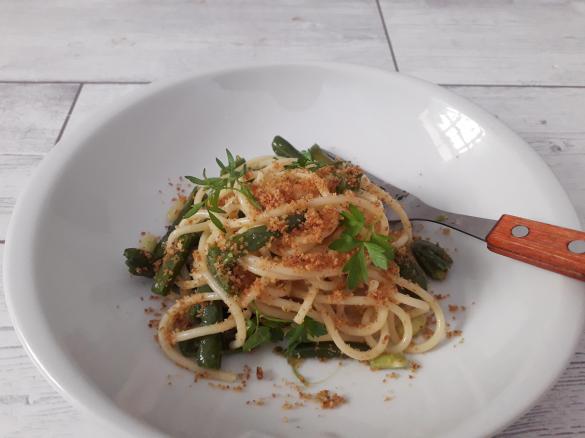 Spaghetti con fagiolini, acciuga e briciole di pane -contest legumi