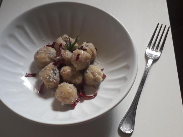 Gnocchi di pane raffermo con trevisano e luganega a modo mio (contest gnocchi)