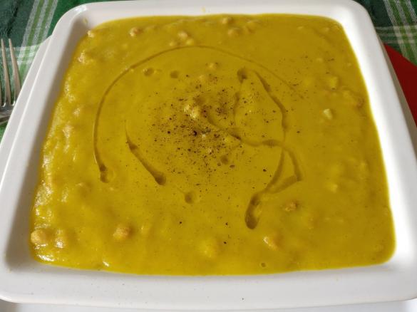 Velluata di verdure con patate, orzo perlato e ceci