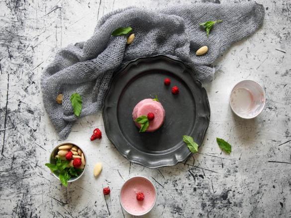 Budino vegan di fragole e mandorle