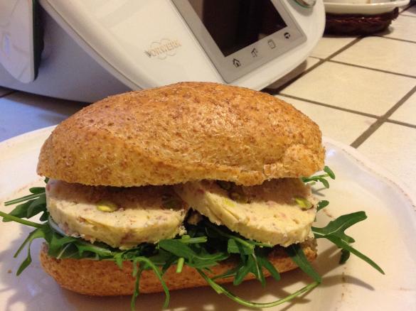 Panino con polpettone di pollo e pistacchi