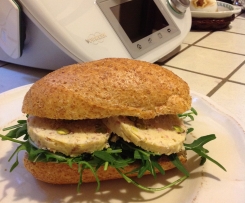 Panino con polpettone di pollo e pistacchi