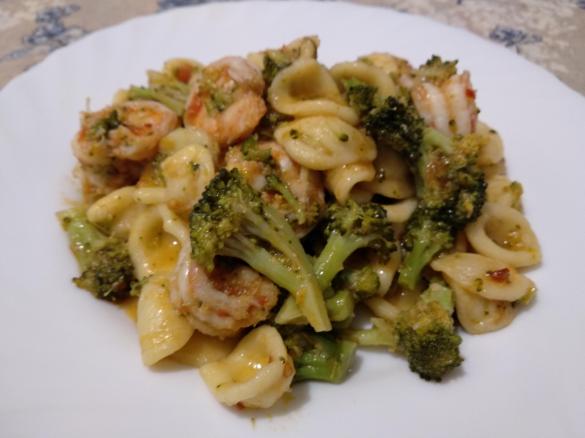 Orecchiette piccanti con broccoletti e code di mazzancolle