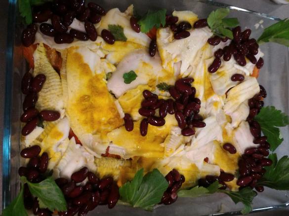 Filetti di platessa al curry con fagioli e peperoni