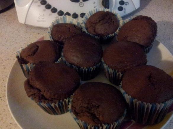 Muffins al cio-cacao con cuore di cioccolato bianco