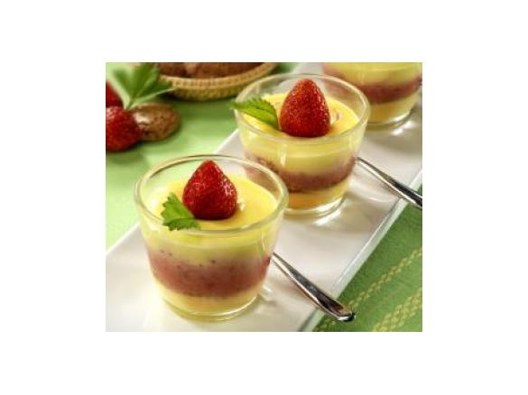 Bicchierini di crema al vino bianco amaretti e fragole