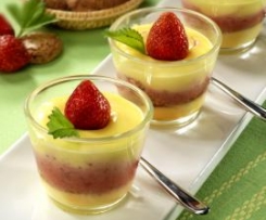 Bicchierini di crema al vino bianco amaretti e fragole