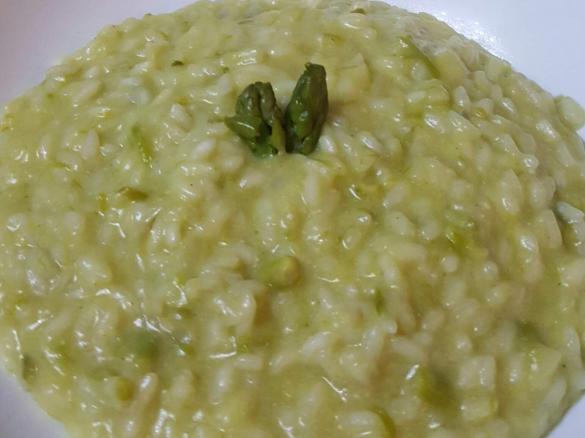 Risotto con asparagi, gorgonzola e raspadura