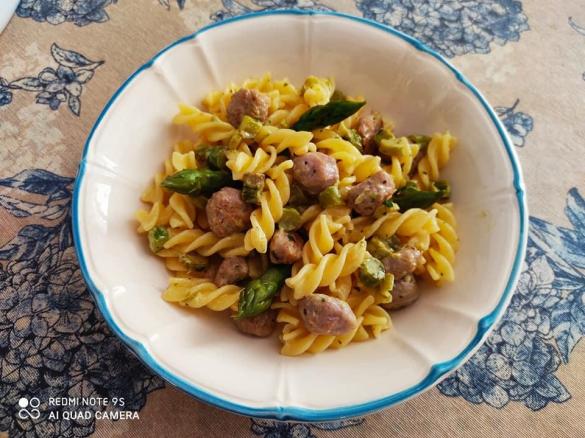 Fusilli senza glutine alla curcuma con asparagi e salsiccia