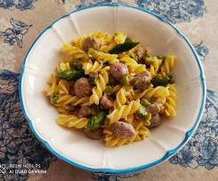 Fusilli senza glutine alla curcuma con asparagi e salsiccia