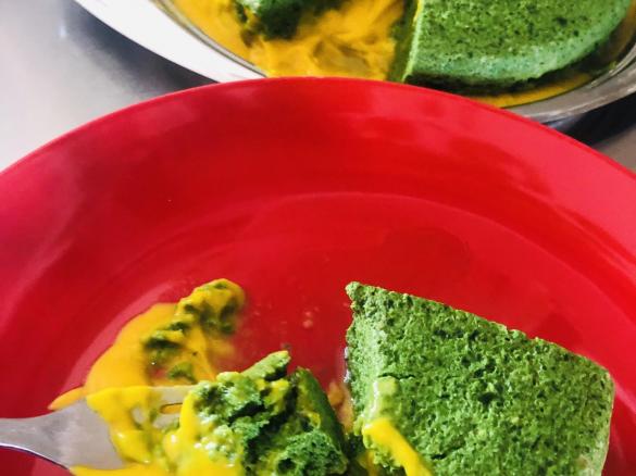 Corona di spinaci al vapore su crema di ortaggi allo zafferano