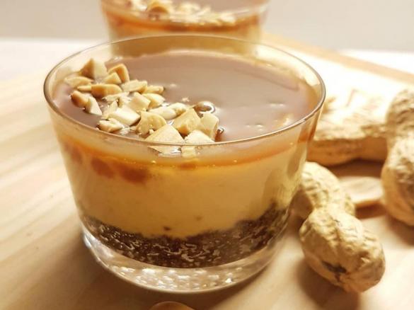 CHEESECAKE CON ARACHIDI E CARAMELLO