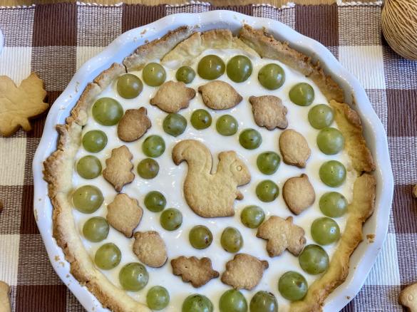 Crostata con crema alla ricotta e uva