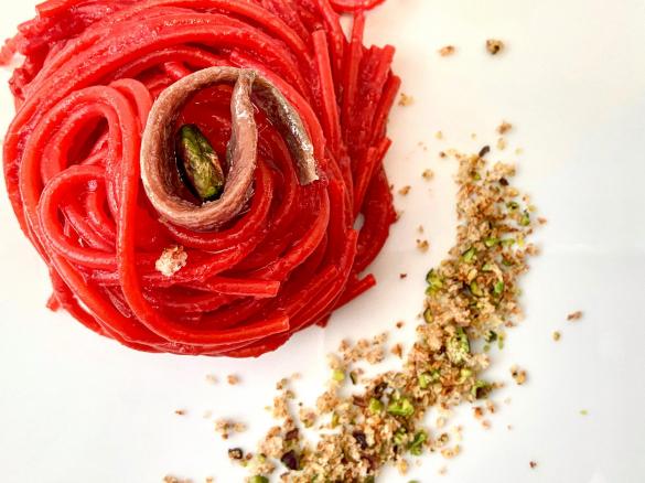 Spaghetti alla crema di barbabietola alle alici con briciole di pane e pistacchi / contest pasta risottata