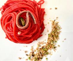 Spaghetti alla crema di barbabietola alle alici con briciole di pane e pistacchi / contest pasta risottata