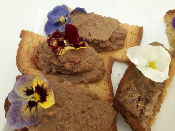 Bruschette con quenelle di fegatini e violette - contest stuzzichini