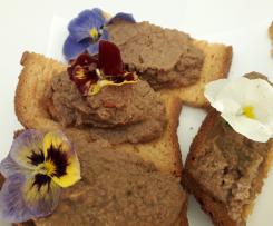Bruschette con quenelle di fegatini e violette - contest stuzzichini