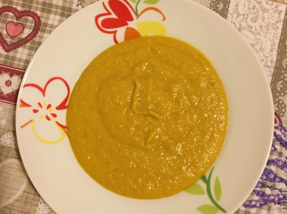 Crema di carote con curry e peperoncino