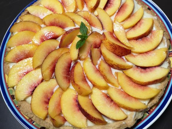 Crostata con crema e pesche