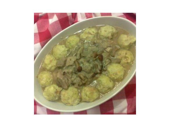 Spezzatino di maiale ai funghi con canederli al formaggio.