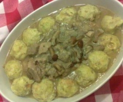 Spezzatino di maiale ai funghi con canederli al formaggio.