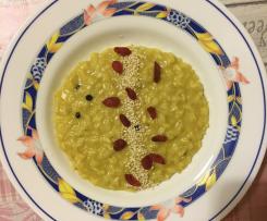 Risotto all'acqua di cocco e curry con bacche di goji