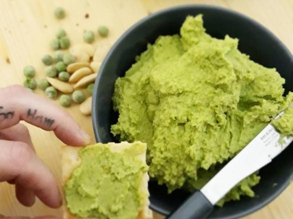 Crema di piselli e mandorle (vegan)