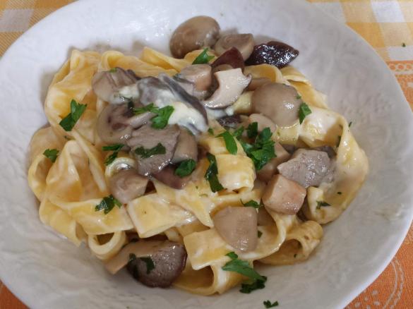 condimento besciamella e funghi