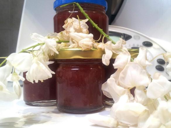 Marmellata di Maggio con Fragole e Fiori di Acacia