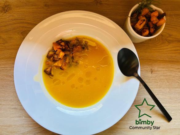 Vellutata di zucca con crumble di zucca e patate insaporite
