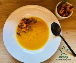 Vellutata di zucca con crumble di zucca e patate insaporite