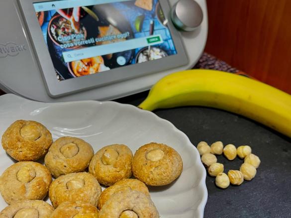 Biscotti nocciole e banana senza uova e senza latte