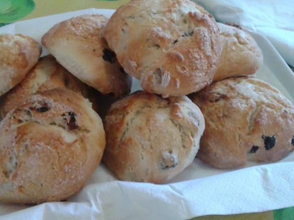 Maritozzi uvetta e zucchero