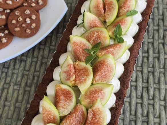 Crostata ai biscotti, crema yogurt e fichi
