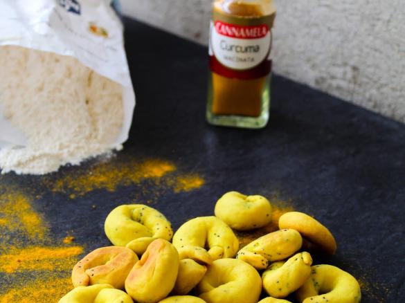 Taralli pugliesi al vino con curcuma e semi di papavero