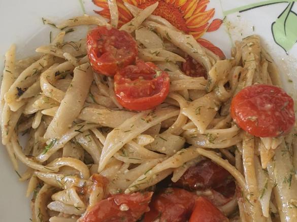 Caserecce di grano duro Senatore Cappelli con pesto di finocchietto e pomodorini confit