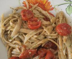 Caserecce di grano duro Senatore Cappelli con pesto di finocchietto e pomodorini confit