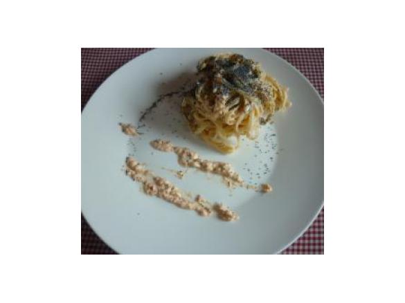 Bavette alla crema di salmone e semi di papavero