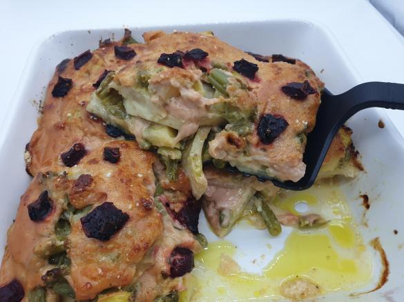 Lasagne di sedano rapa con pesto, patate, fagiolini e besciamella alla barbabietola "contest rape"