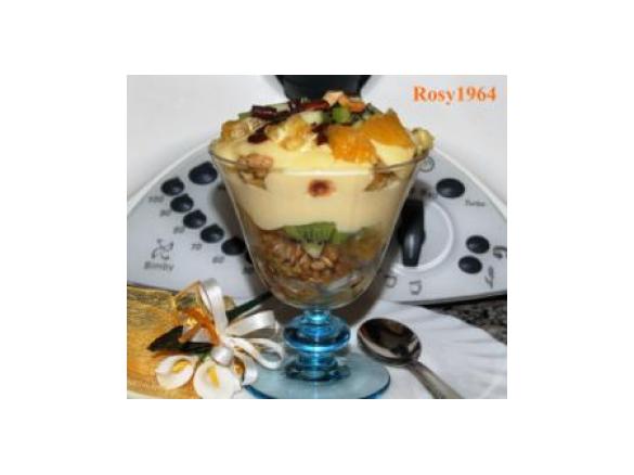 Dolce coppa di crema e frutta