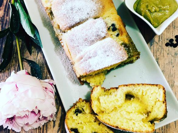 Brioche francese ripiena di gocce di cioccolato e crema al pistacchio