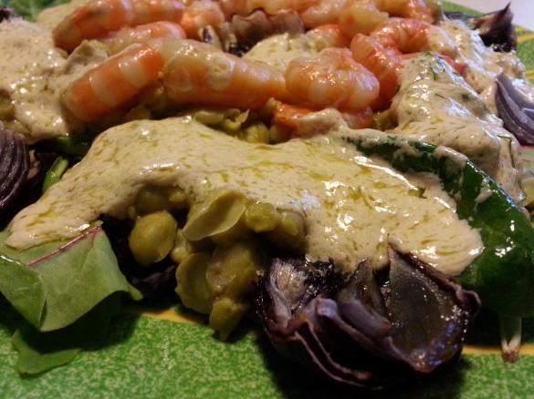 Insalata di fave, cipolle rosse e code di gamberoni con salsa allo yogurt