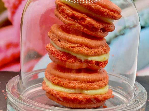 Macaron con ganache al cioccolato bianco arancia e vaniglia con gelee di kiwi