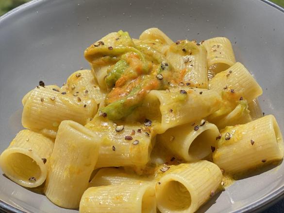 Sugo ai fiori di zucca, acciughe e crema al Parmigiano