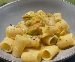 Sugo ai fiori di zucca, acciughe e crema al Parmigiano