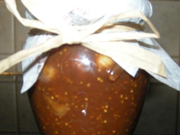 CONFETTURA di fichi, cacao e cannella con nocciole tostate