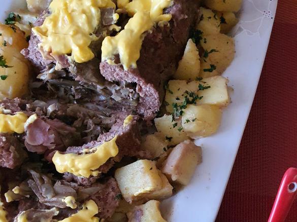 Polpettone con carciofi e prosciutto, contorno di patate sabbiose